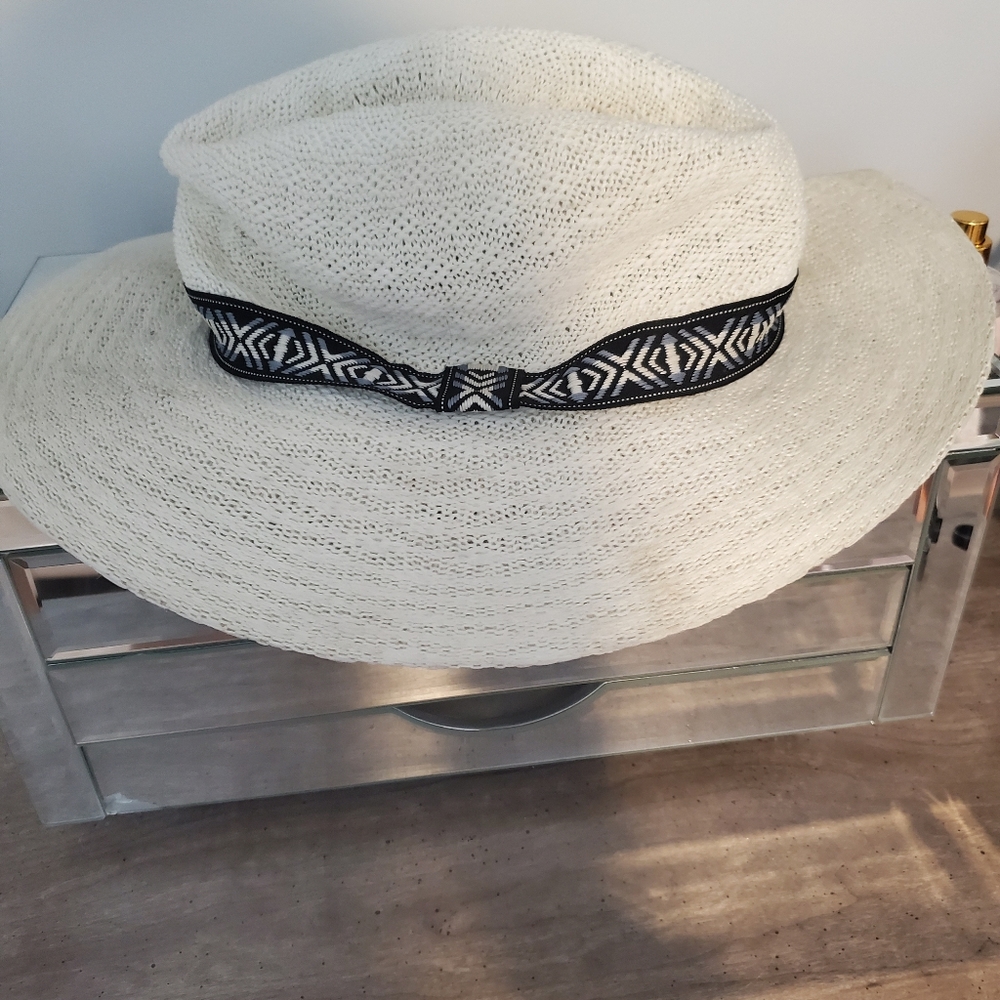 Cute beach hat - Picture 2 of 3